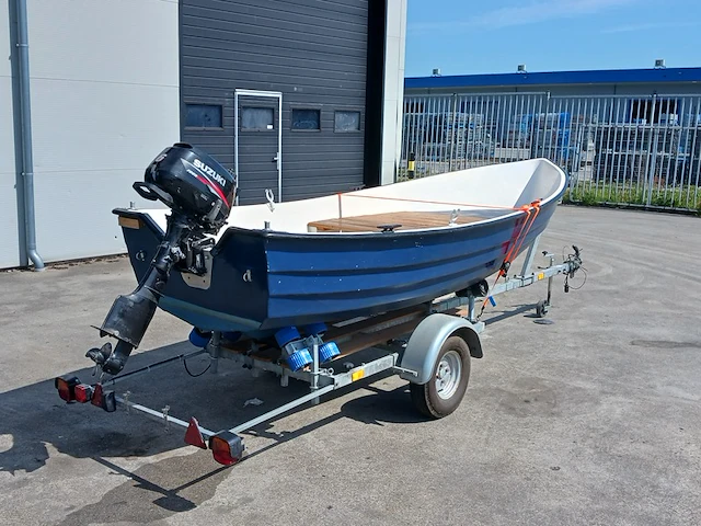 Toer boot met buitenboordmotor en trailer - afbeelding 23 van  47