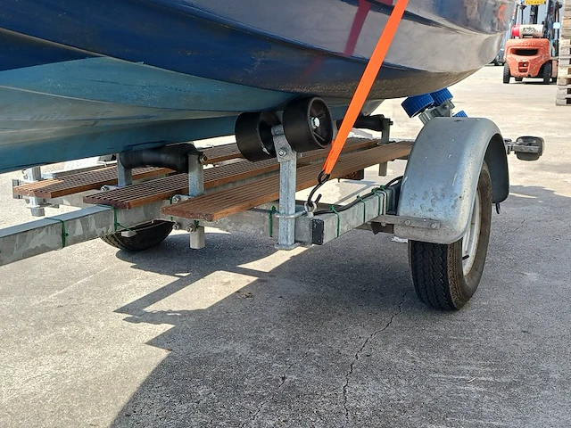 Toer boot met buitenboordmotor en trailer - afbeelding 35 van  47