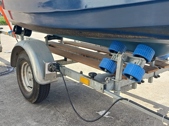 Toer boot met buitenboordmotor en trailer - afbeelding 36 van  47