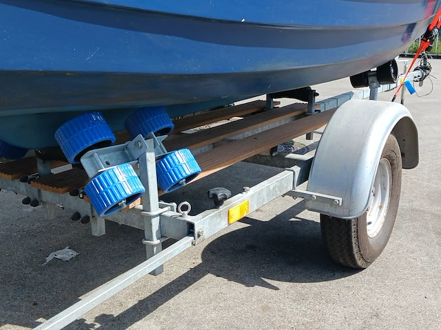 Toer boot met buitenboordmotor en trailer - afbeelding 39 van  47