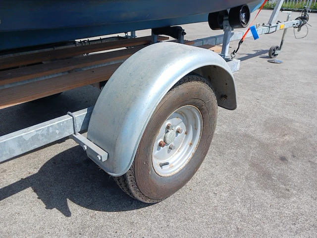 Toer boot met buitenboordmotor en trailer - afbeelding 40 van  47