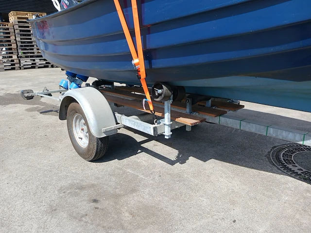 Toer boot met buitenboordmotor en trailer - afbeelding 42 van  47