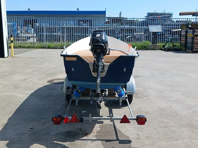 Toer boot met buitenboordmotor en trailer - afbeelding 34 van  47