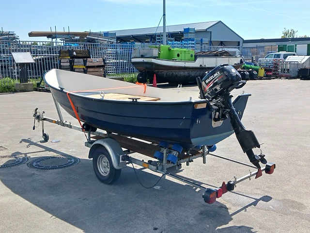 Toer boot met buitenboordmotor en trailer - afbeelding 43 van  47