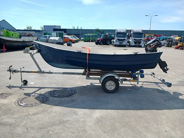 Toer boot met buitenboordmotor en trailer - afbeelding 44 van  47