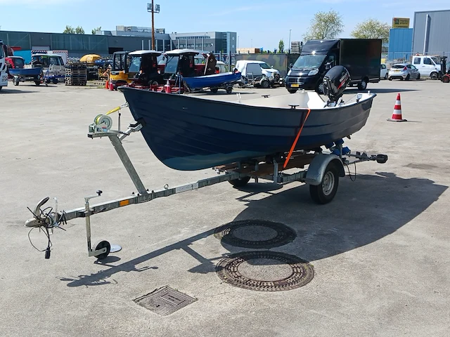 Toer boot met buitenboordmotor en trailer - afbeelding 45 van  47