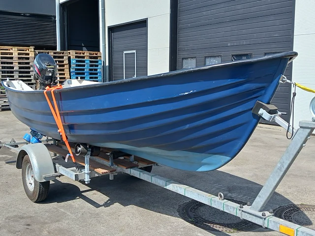 Toer boot met buitenboordmotor en trailer - afbeelding 47 van  47