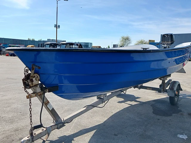 Toer boot met buitenboordmotor en trailer - afbeelding 2 van  41