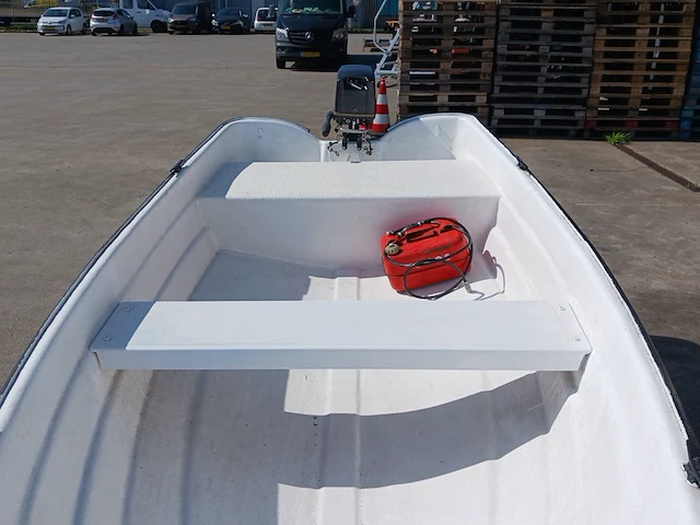 Toer boot met buitenboordmotor en trailer - afbeelding 8 van  41