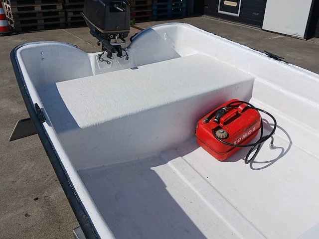 Toer boot met buitenboordmotor en trailer - afbeelding 11 van  41