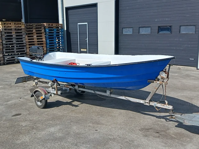 Toer boot met buitenboordmotor en trailer - afbeelding 1 van  41
