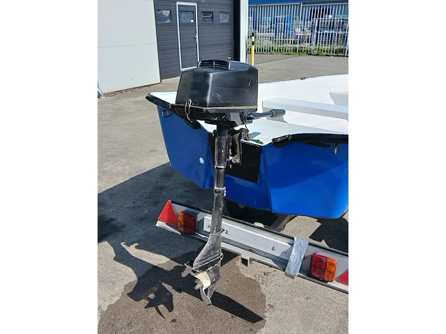 Toer boot met buitenboordmotor en trailer - afbeelding 13 van  41