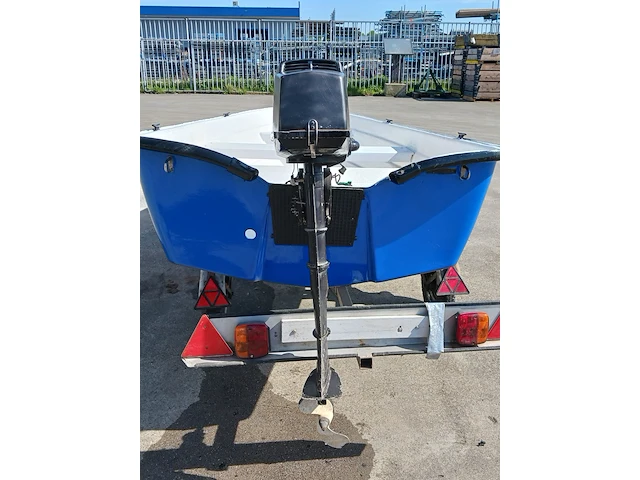 Toer boot met buitenboordmotor en trailer - afbeelding 14 van  41