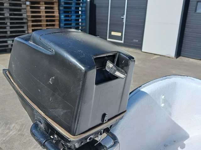 Toer boot met buitenboordmotor en trailer - afbeelding 17 van  41