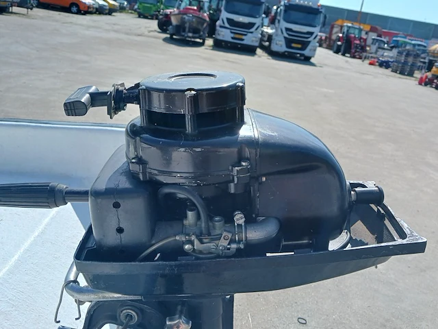 Toer boot met buitenboordmotor en trailer - afbeelding 19 van  41