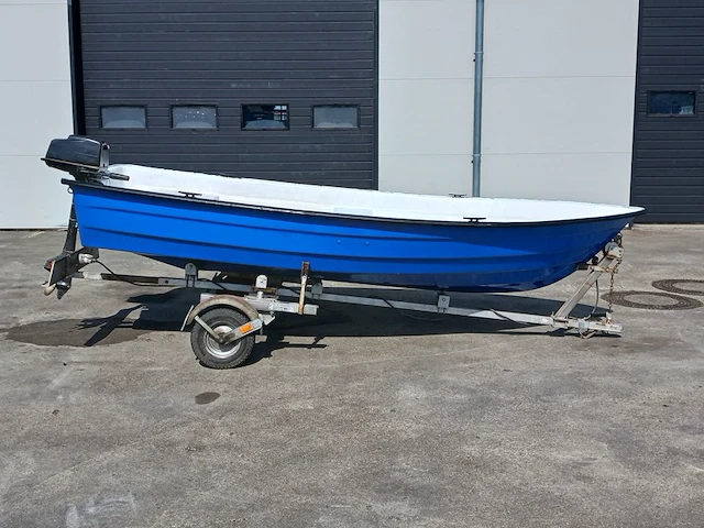 Toer boot met buitenboordmotor en trailer - afbeelding 12 van  41