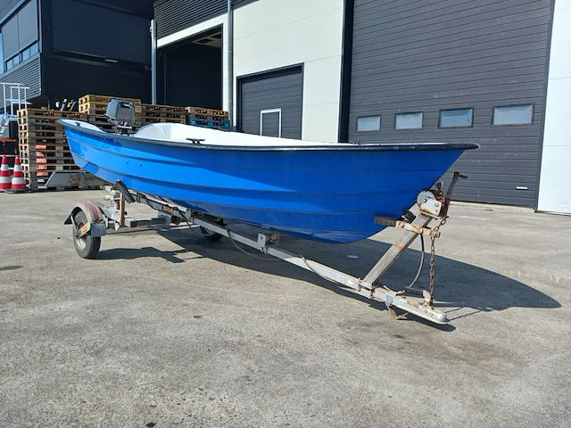 Toer boot met buitenboordmotor en trailer - afbeelding 24 van  41