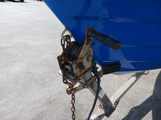 Toer boot met buitenboordmotor en trailer - afbeelding 26 van  41