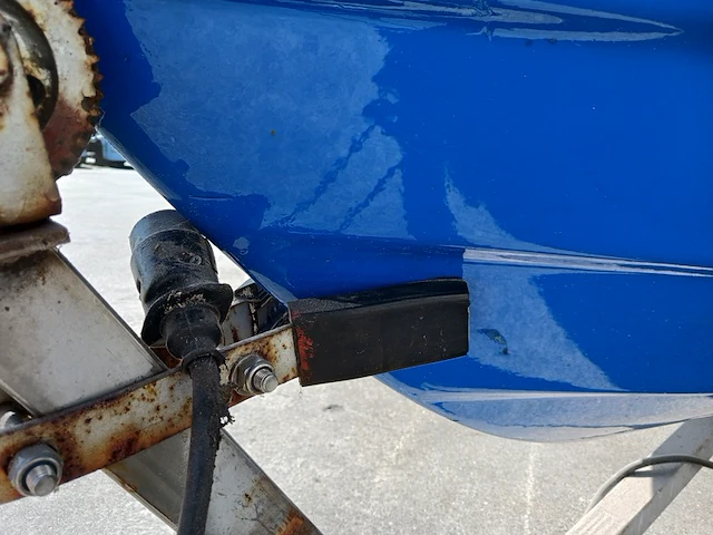Toer boot met buitenboordmotor en trailer - afbeelding 28 van  41