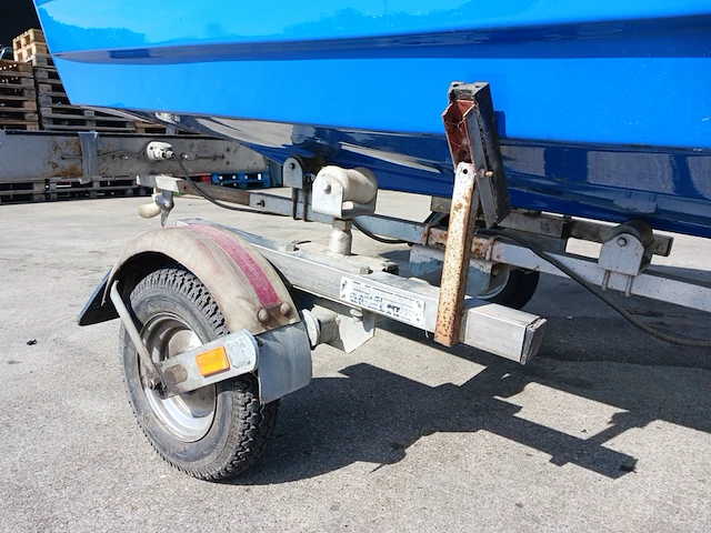 Toer boot met buitenboordmotor en trailer - afbeelding 30 van  41