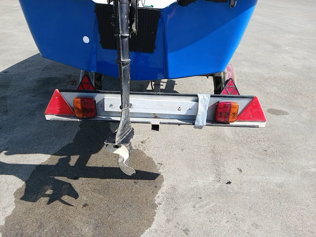 Toer boot met buitenboordmotor en trailer - afbeelding 33 van  41