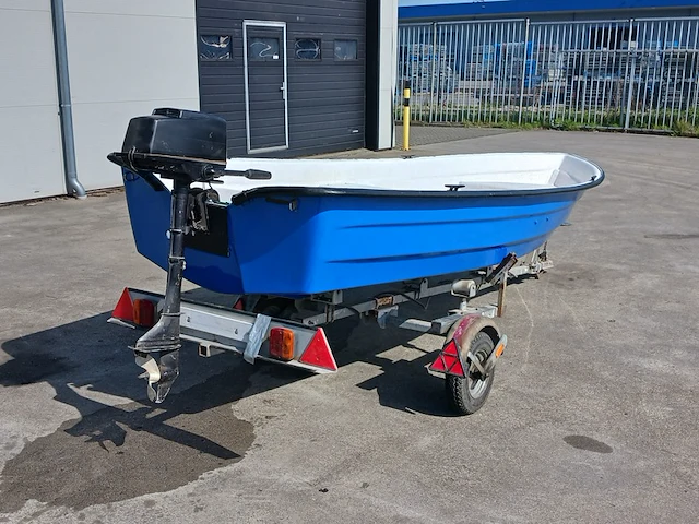 Toer boot met buitenboordmotor en trailer - afbeelding 23 van  41