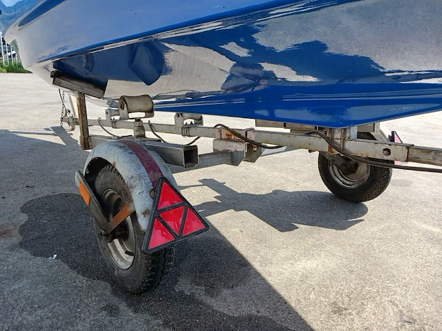 Toer boot met buitenboordmotor en trailer - afbeelding 35 van  41