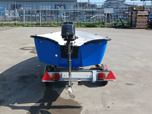 Toer boot met buitenboordmotor en trailer - afbeelding 34 van  41