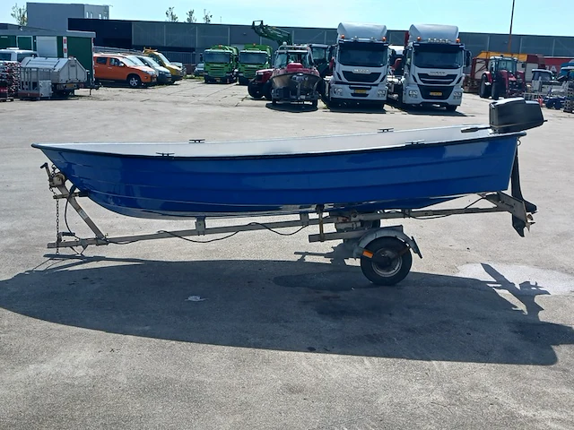 Toer boot met buitenboordmotor en trailer - afbeelding 38 van  41