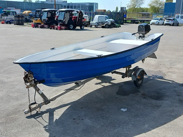 Toer boot met buitenboordmotor en trailer - afbeelding 39 van  41
