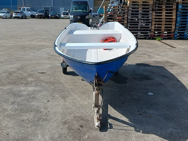 Toer boot met buitenboordmotor en trailer - afbeelding 40 van  41