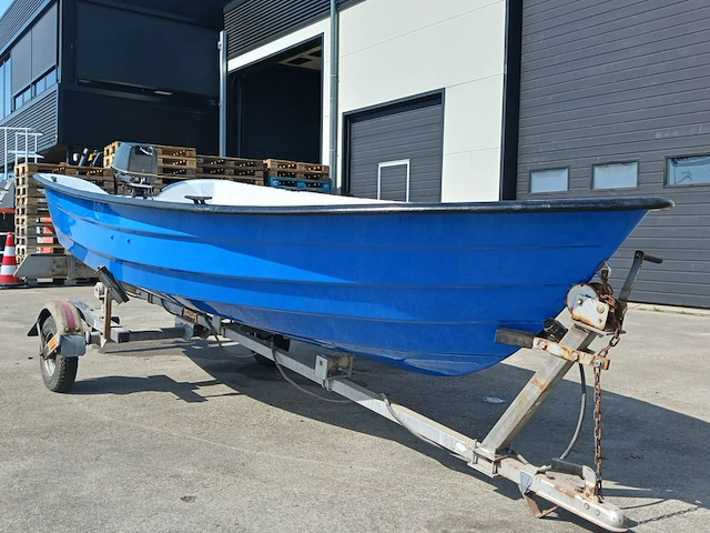 Toer boot met buitenboordmotor en trailer - afbeelding 41 van  41
