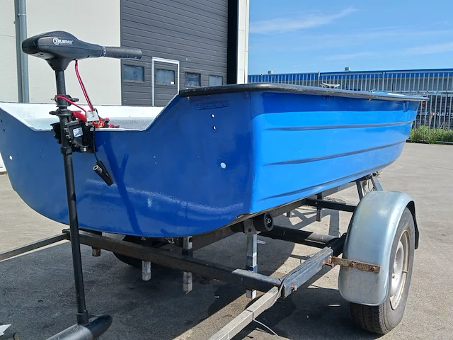 Toer boot met elektrische buitenboordmotor en trailer - afbeelding 3 van  44