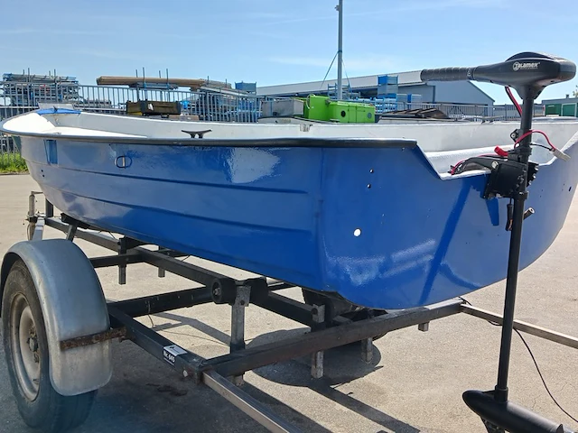 Toer boot met elektrische buitenboordmotor en trailer - afbeelding 4 van  44