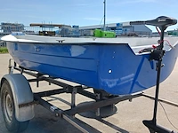 Toer boot met elektrische buitenboordmotor en trailer - afbeelding 4 van  44