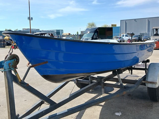 Toer boot met elektrische buitenboordmotor en trailer - afbeelding 5 van  44