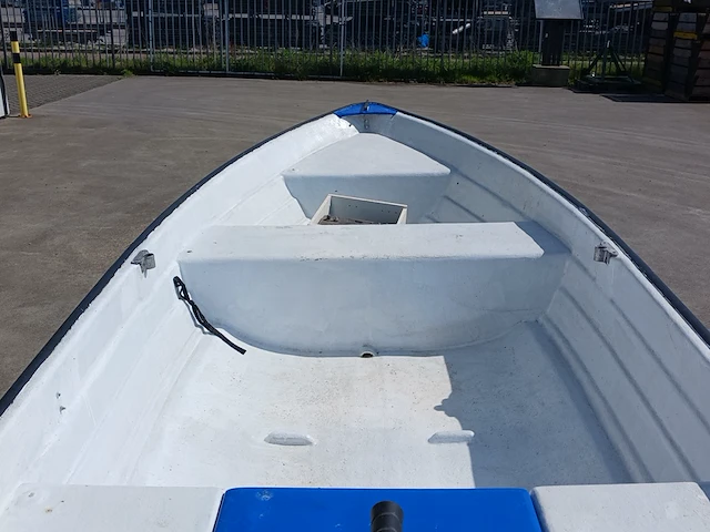 Toer boot met elektrische buitenboordmotor en trailer - afbeelding 7 van  44