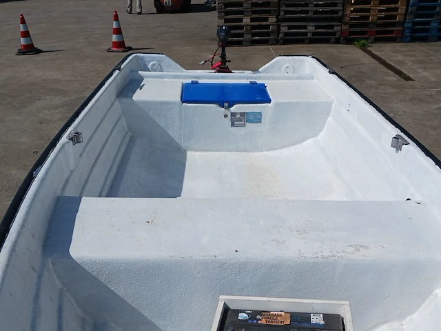 Toer boot met elektrische buitenboordmotor en trailer - afbeelding 8 van  44