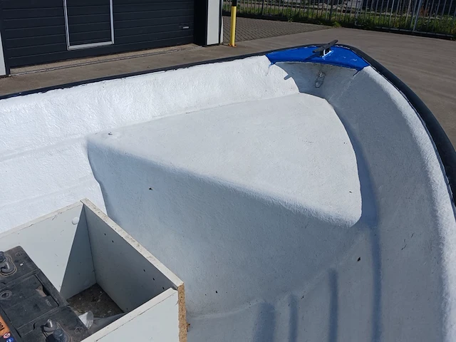 Toer boot met elektrische buitenboordmotor en trailer - afbeelding 9 van  44