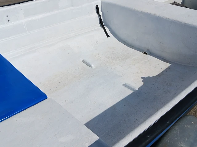 Toer boot met elektrische buitenboordmotor en trailer - afbeelding 11 van  44