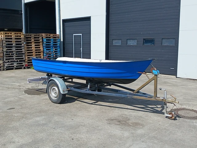 Toer boot met elektrische buitenboordmotor en trailer - afbeelding 1 van  44