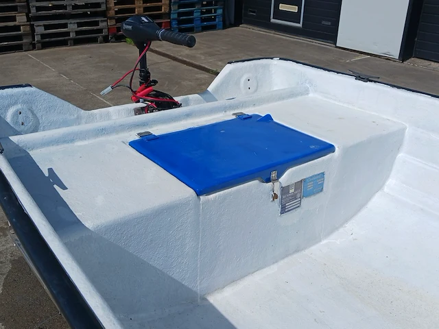 Toer boot met elektrische buitenboordmotor en trailer - afbeelding 13 van  44