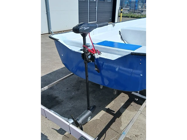 Toer boot met elektrische buitenboordmotor en trailer - afbeelding 17 van  44