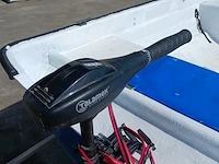 Toer boot met elektrische buitenboordmotor en trailer - afbeelding 18 van  44