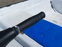 Toer boot met elektrische buitenboordmotor en trailer - afbeelding 19 van  44