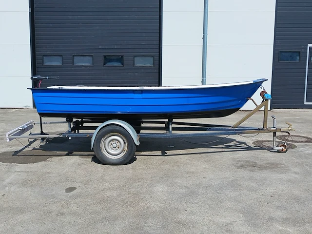 Toer boot met elektrische buitenboordmotor en trailer - afbeelding 12 van  44