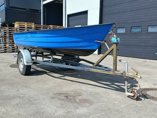 Toer boot met elektrische buitenboordmotor en trailer - afbeelding 25 van  44