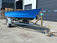 Toer boot met elektrische buitenboordmotor en trailer - afbeelding 25 van  44