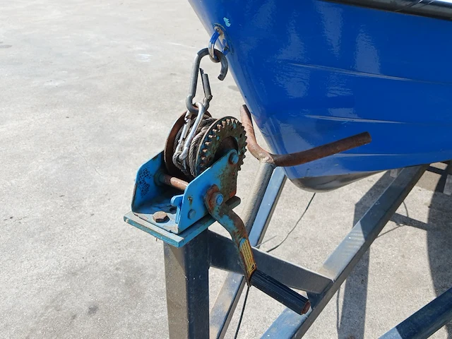 Toer boot met elektrische buitenboordmotor en trailer - afbeelding 28 van  44