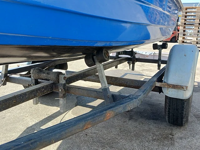 Toer boot met elektrische buitenboordmotor en trailer - afbeelding 30 van  44